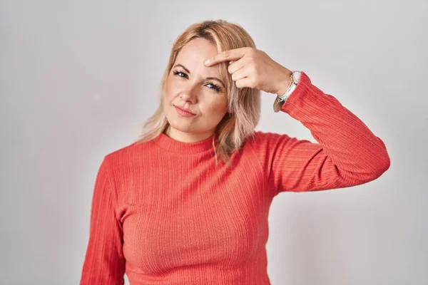 Blond Kvinna Står Över Isolerad Bakgrund Pekar Olyckligt Att Finne — Stockfoto