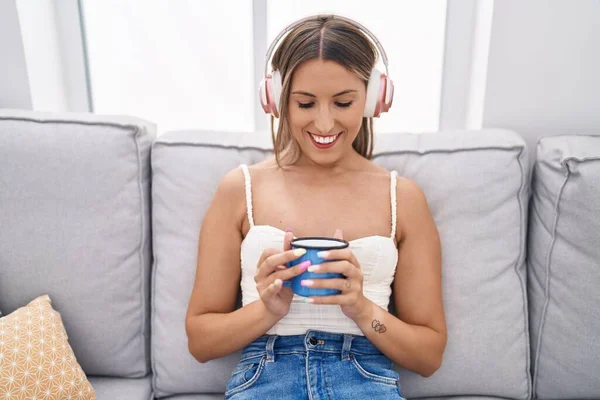 Jonge Mooie Spaanse Vrouw Luisteren Naar Muziek Drinken Koffie Thuis — Stockfoto