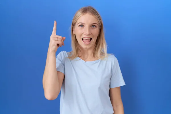 Mladá Běloška Neformální Modré Tričko Ukazující Prstem Nahoru Úspěšným Nápadem — Stock fotografie