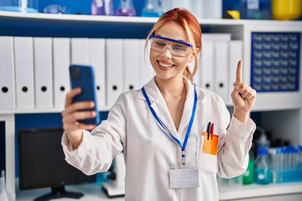 Jovem Caucasiana Trabalhando Laboratório Cientistas Fazendo Videochamada Com Smartphone Sorrindo — Fotografia de Stock