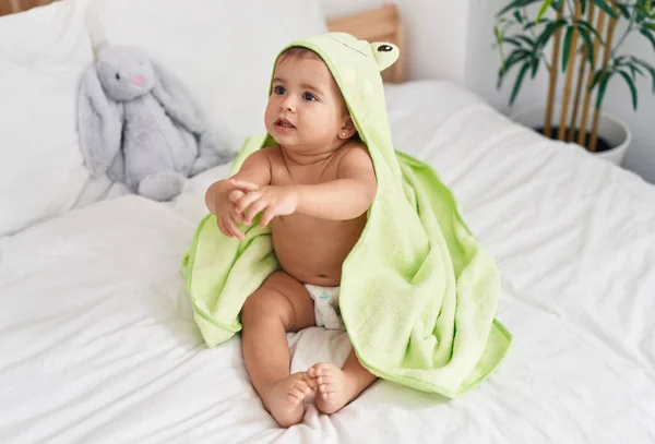 Adorável Bebê Hispânico Vestindo Toalha Sapo Sentado Cama Quarto — Fotografia de Stock