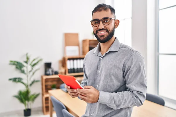 Young Hispanic Man Business Worker Smiling Confident Using Touchpad Office — Stock Fotó