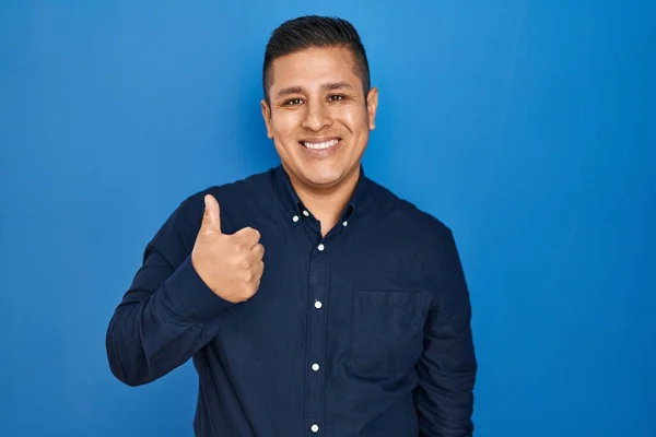 Hispanic Young Man Standing Blue Background Doing Happy Thumbs Gesture — Zdjęcie stockowe