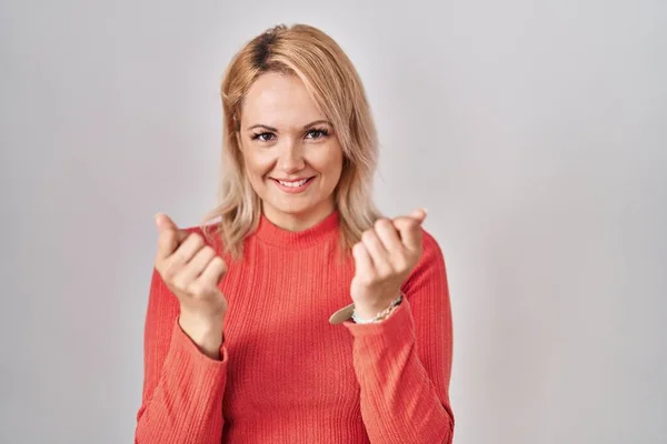 Blond Vrouw Staande Geïsoleerde Achtergrond Doen Geld Gebaar Met Handen — Stockfoto