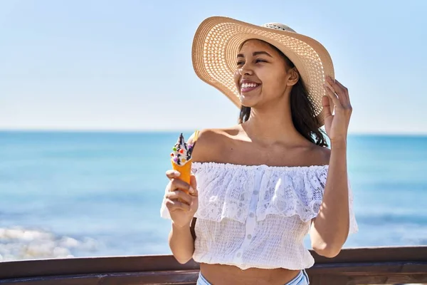 年轻的非洲裔美国女游客笑着自信地在海滨吃冰淇淋 — 图库照片
