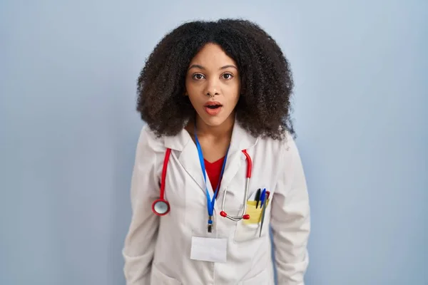 Genç Afro Amerikan Kadın Doktor Üniforması Steteskop Giyiyor Şaşkınlık Şaşkınlık — Stok fotoğraf