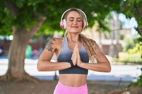 Mujer Rubia Joven Usando Ropa Deportiva Haciendo Ejercicio Yoga Parque —  Fotos de Stock