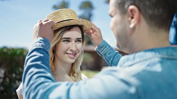 Mann Und Frau Lächeln Selbstbewusst Mit Sommermütze Park — Stockfoto
