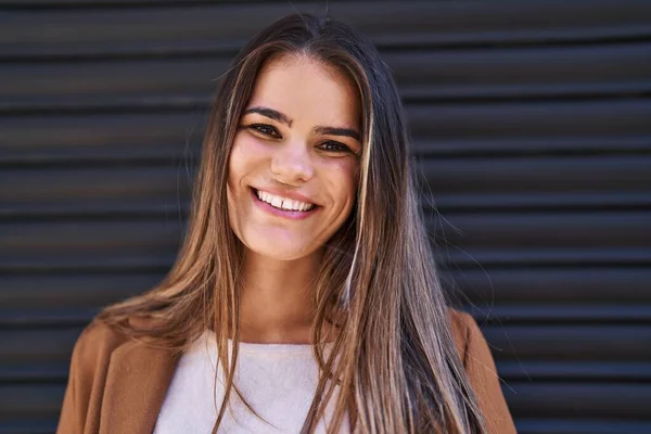 Mladý Krásný Hispánec Žena Usměvavý Jistý Stojící Nad Izolované Black — Stock fotografie