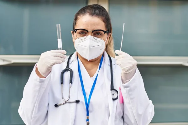 Young Beautiful Size Woman Doctor Wearing Medical Mask Holding Covid — Stok fotoğraf