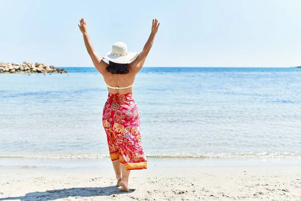 Jonge Mooie Spaanse Vrouw Toerist Met Bikini Zomerhoed Met Opgeheven — Stockfoto
