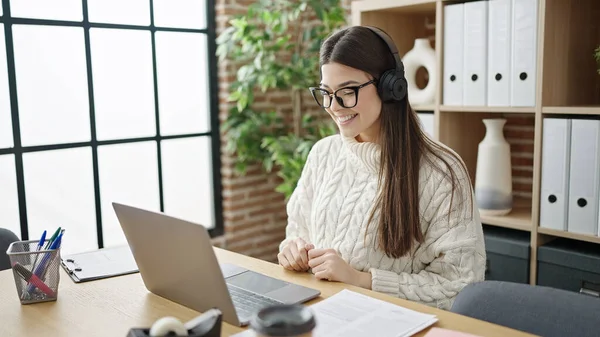 Jovem Bela Mulher Hispânica Empresária Usando Laptop Fones Ouvido Trabalhando — Fotografia de Stock
