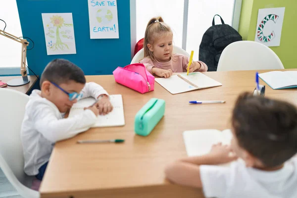 Grupo Crianças Estudantes Sentados Mesa Desenho Caderno Sala Aula — Fotografia de Stock