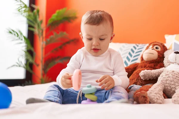Чарівний Блондинка Малюк Грає Іграшками Сидячи Ліжку Спальні — стокове фото
