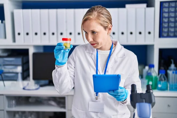 Jonge Blonde Vrouw Wetenschapper Met Behulp Van Touchpad Houden Urine — Stockfoto
