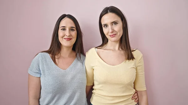 Dos Mujeres Sonriendo Confiadas Abrazándose Unas Otras Sobre Fondo Rosa —  Fotos de Stock