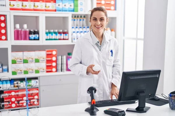 Young Woman Pharmacist Holding Pills Bottle Using Computer Pharmacy — Foto de Stock