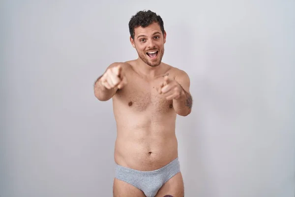 Ung Latinamerikansk Man Står Tröjlös Klädd Underkläder Pekar Dig Och — Stockfoto