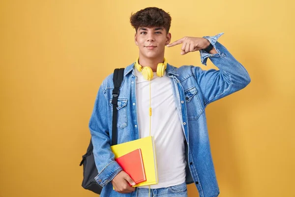 Hispanischer Teenager Mit Studentenrucksack Und Büchern Der Hand Die Fröhlich — Stockfoto