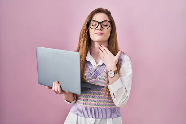Ung Kaukasisk Kvinna Som Arbetar Med Dator Laptop Vidrör Smärtsam — Stockfoto
