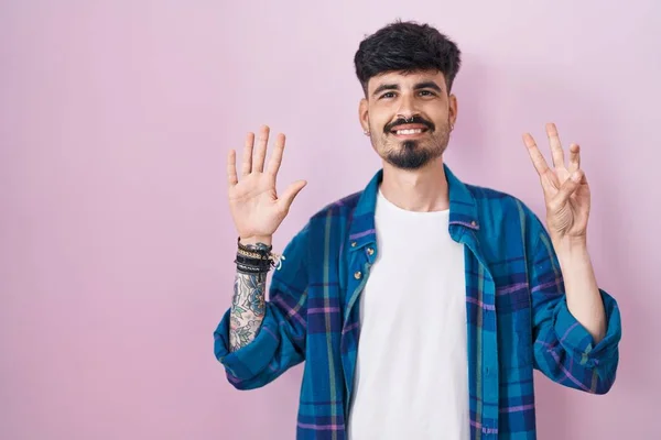 Junger Hispanischer Mann Mit Bart Steht Auf Rosa Hintergrund Und — Stockfoto