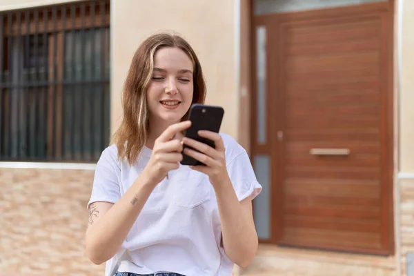 Jovem Caucasiana Sorrindo Confiante Usando Smartphone Rua — Fotografia de Stock