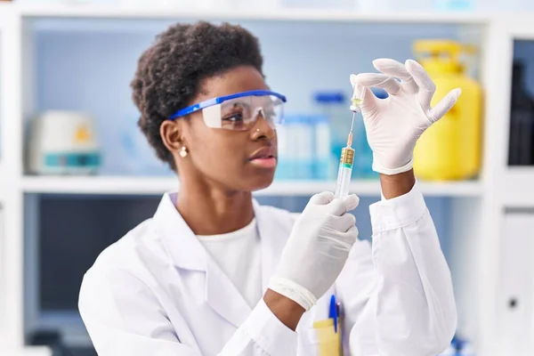 Afričanky Americká Žena Nosí Vědec Uniformu Držení Vakcíny Laboratoři — Stock fotografie