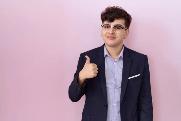 Fiatal Nem Bináris Férfi Szakállas Öltönyben Nyakkendőben Boldog Hüvelykujjal Felemelt — Stock Fotó