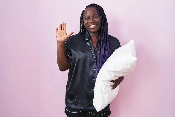Jonge Afrikaanse Vrouw Draagt Pijama Knuffelen Kussen Afzien Van Zeggen — Stockfoto