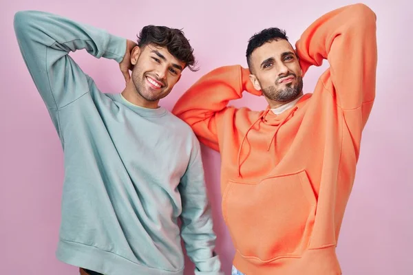 Unga Latinamerikanska Homosexuella Par Står Över Rosa Bakgrund Avkopplande Och — Stockfoto
