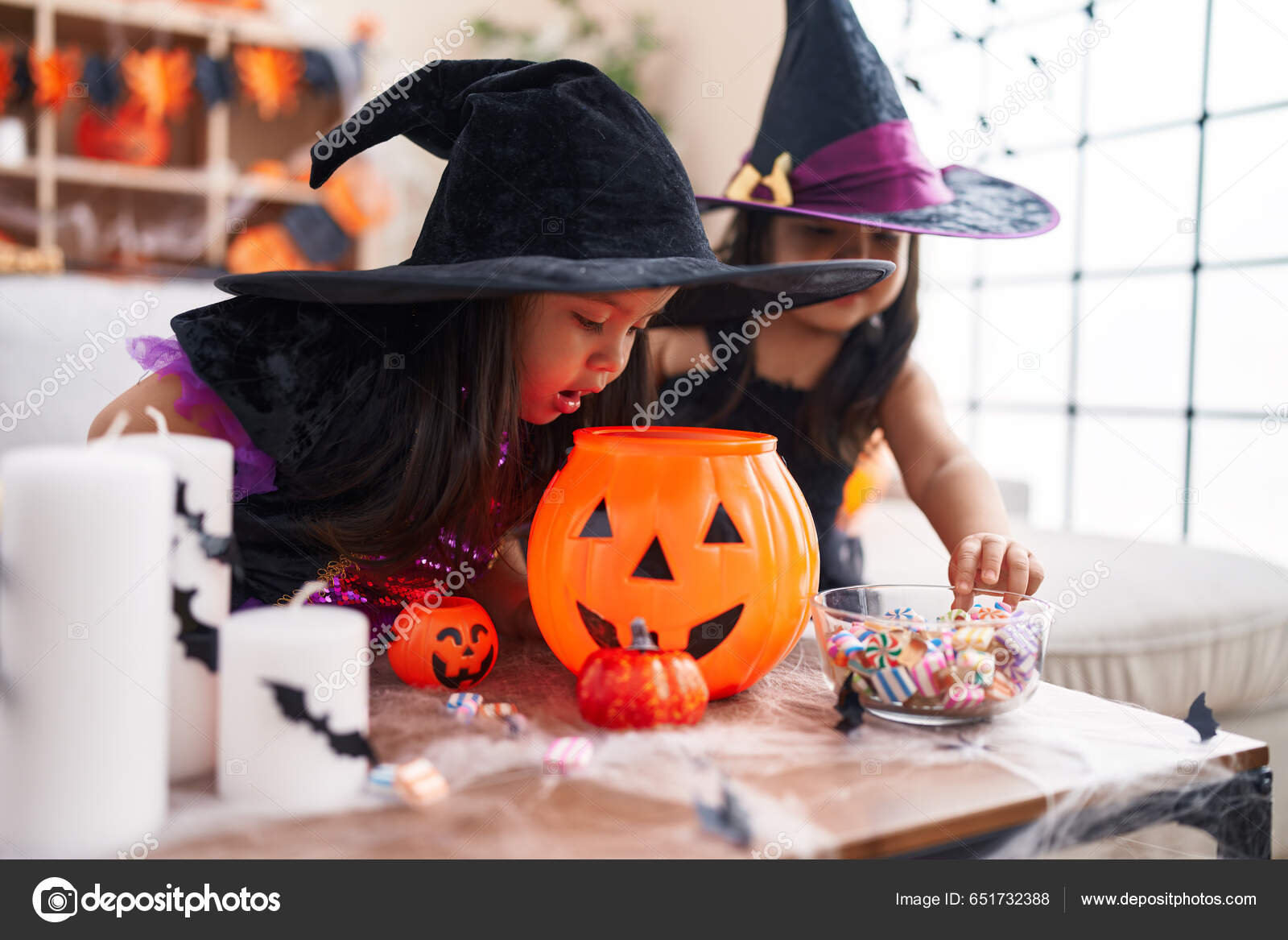 Roztomilé Dvojčata Dívky Halloween Party Drží Bonbóny Doma — Stock  Fotografie © Krakenimages.com #651732388