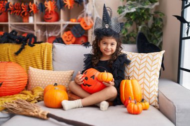 Tatlı İspanyol kız cadılar bayramı partisi veriyor evde balkabağı sepeti tutuyor.