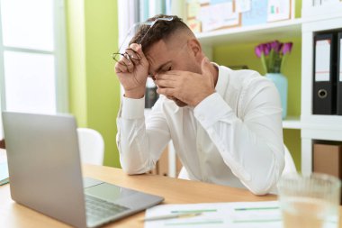 Genç İspanyol iş adamı ofiste dizüstü bilgisayar kullandığını vurguladı.