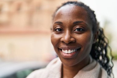 Sokakta kendine güvenen Afrikalı Amerikalı kadın gülümsüyor