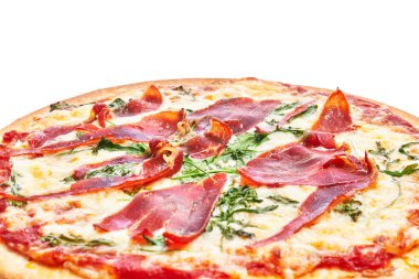  İzole edilmiş beyaz arka planda tek ve lezzetli İtalyan pizzası.