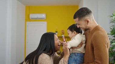 Çift ve oğul evde oynarken gülümsüyor.