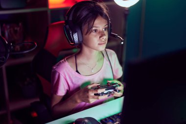 Oyun odasında joystick kullanarak video oyunu oynayan tapılası İspanyol kız flaması.