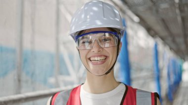 Sokakta kendine güvenen genç, güzel İspanyol bir mimar.