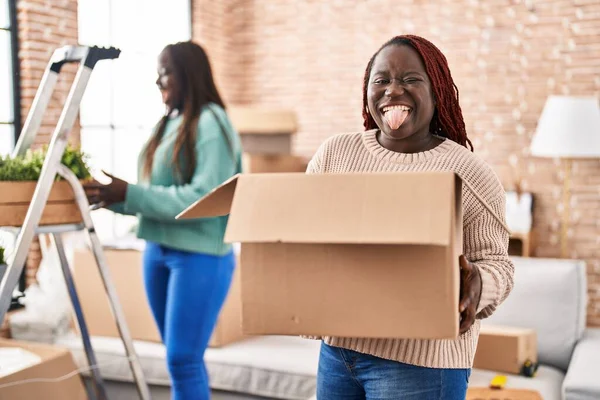Twee Afrikaanse Vrouwen Verhuizen Naar Een Nieuw Huis Steken Tong — Stockfoto