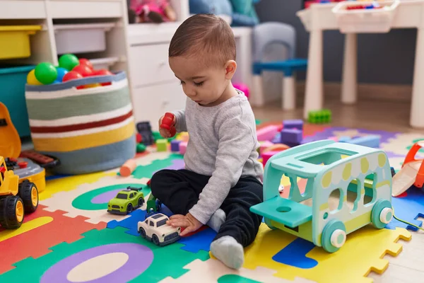 Liebenswerter Hispanischer Junge Spielt Kindergarten Mit Autospielzeug Auf Dem Fußboden — Stockfoto
