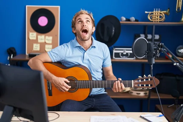 Homem Caucasiano Tocando Guitarra Clássica Estúdio Música Irritado Louco Gritando — Fotografia de Stock