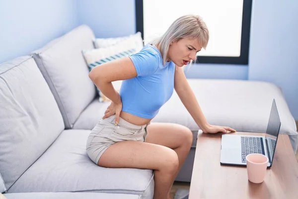 Young Blonde Woman Suffering Backache Sitting Sofa Home — Stock Photo, Image