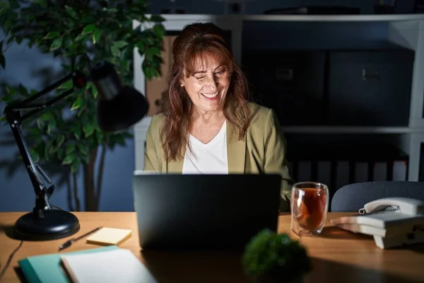 Mujer Hispana Mediana Edad Trabajando Con Computadora Portátil Noche Guiñando — Foto de Stock