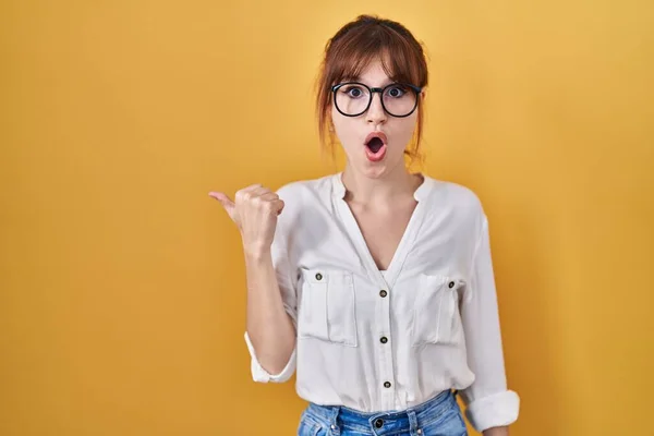 Junge Schöne Frau Lässigem Hemd Über Gelbem Hintergrund Überrascht Mit — Stockfoto