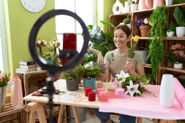 Güzel Esmer Kadın Çiçekçide Çalışıyor Akıllı Telefonuyla Özel Ders Kaydediyor — Stok fotoğraf