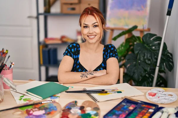 Junge Kaukasische Künstlerin Lächelt Selbstbewusst Und Sitzt Mit Verschränkten Armen — Stockfoto