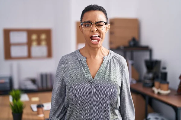 Wanita Afrika Amerika Yang Bekerja Kantor Mengenakan Kacamata Menjulurkan Lidah — Stok Foto