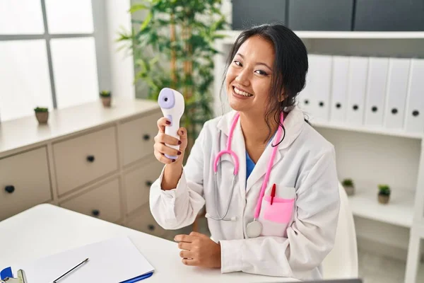 Молодая Китаянка Форме Врача Термометром Клинике — стоковое фото