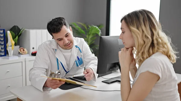 Mann Und Frau Arzt Und Patient Bei Konsultation Mit Ärztlichem — Stockfoto