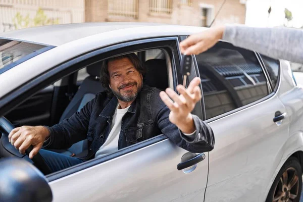 Medelålders Man Ler Säker Håller Nyckeln Till Bil Gatan — Stockfoto